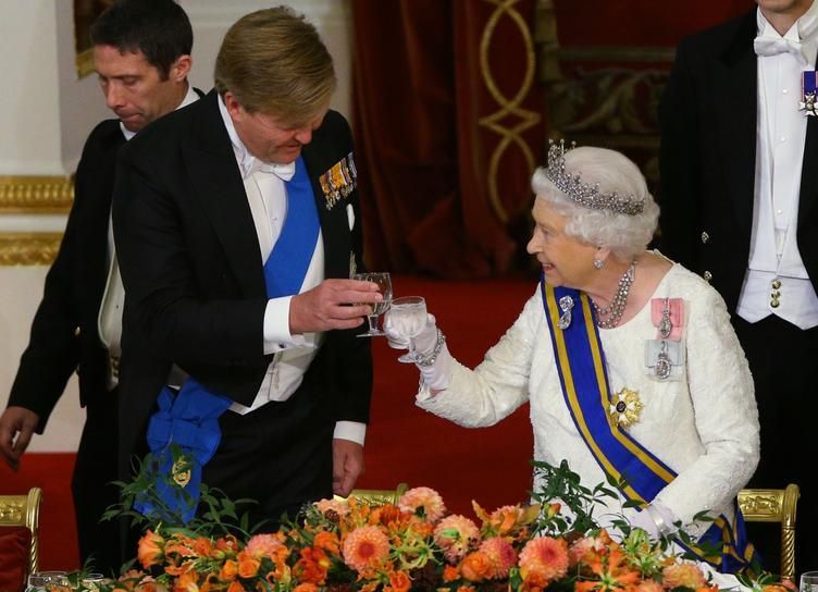 Королевский этикет: что нужно и что нельзя делать в гостях у Елизаветы II