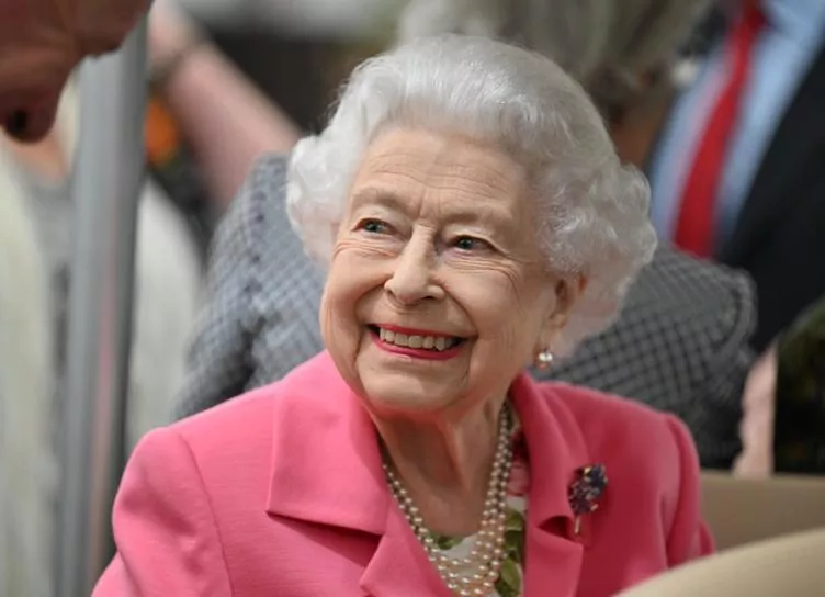 Елизавета II прибыла на цветочную выставку в Лондоне на гольф-каре за 4,5 миллиона рублей