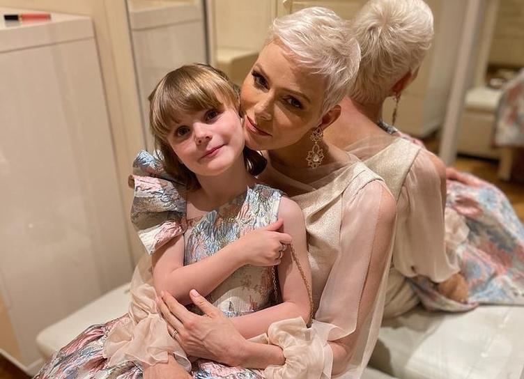 Княгиня Шарлен и ее дочь Габриэлла впервые посетили модное мероприятие вместе