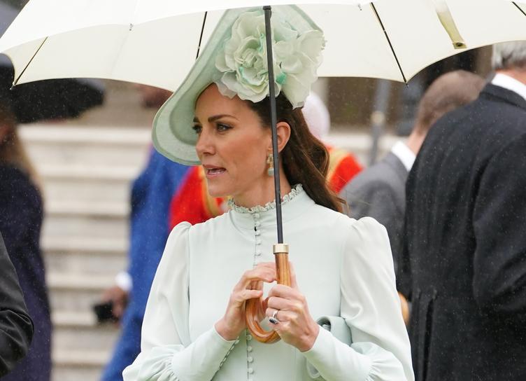 "Мэри Поппинс?": в сети спорят насчет наряда Кейт Миддлтон для вечеринки в саду Букингемского дворца