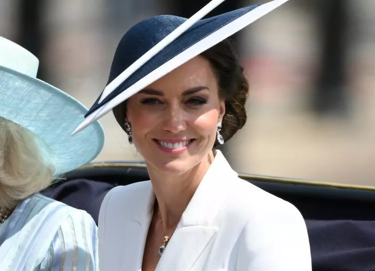 Белый лебедь: образ Кейт Миддлтон для парада Trooping the Colour, который мы уже видели раньше