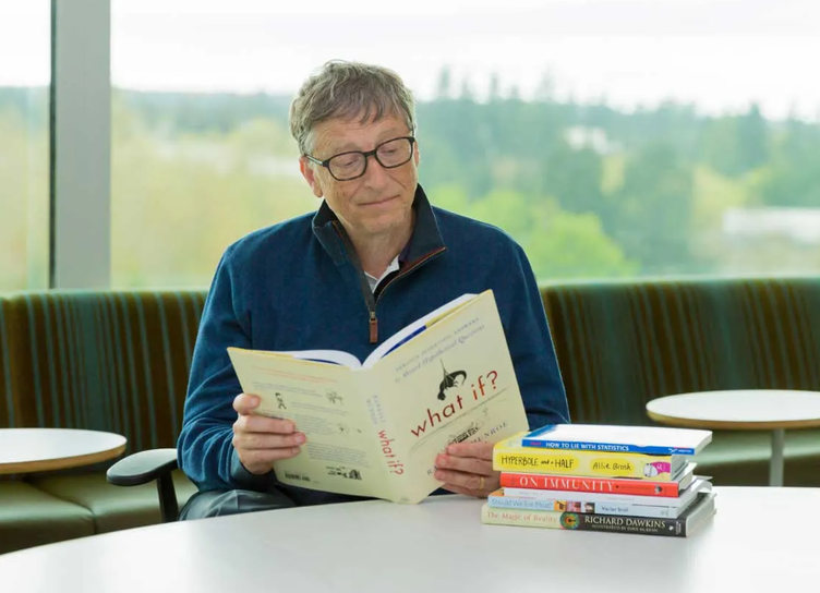 От "Красивого мальчика" до "Внутреннего ребенка": какие книги рекомендуют Билл Гейтс, Шер, Алек Болдуин и другие звезды