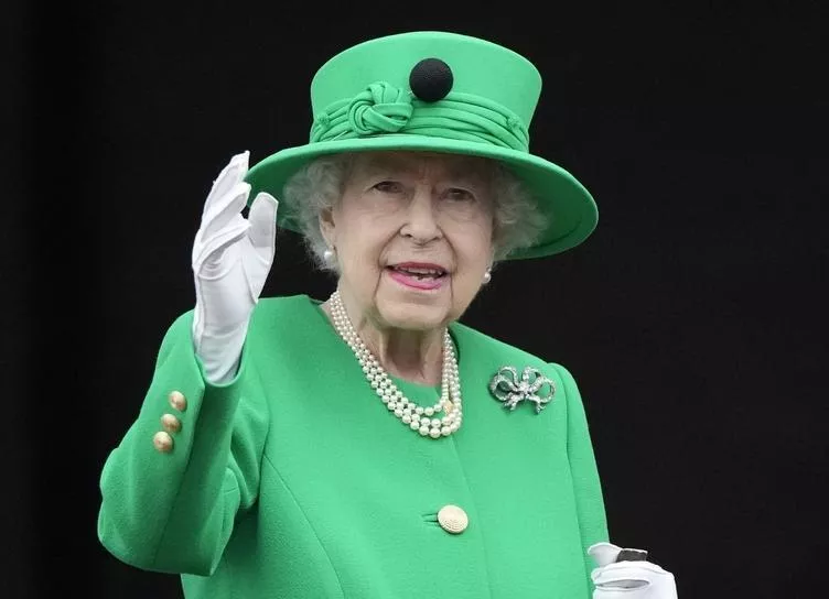 Сюрприз от Елизаветы: второе появление королевы на балконе Букингемского дворца