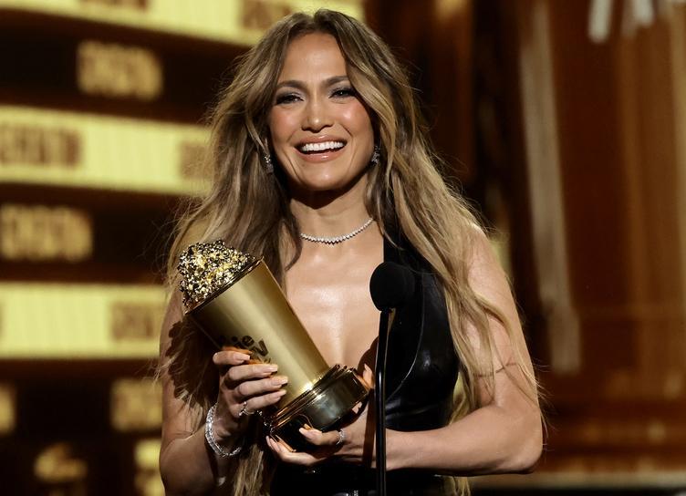 Слезы Дженнифер Лопес, триумф "Эйфории" и наряды Ванессы Хадженс: как прошла премия MTV