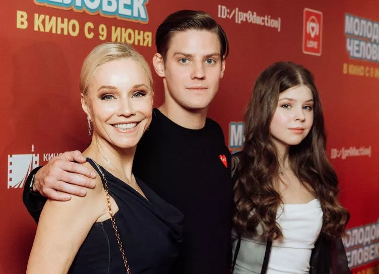 Павел Табаков с сестрой и мамой, Наталья Подольская с сестрой и Данила Поперечный на премьере фильма "Молодой человек"