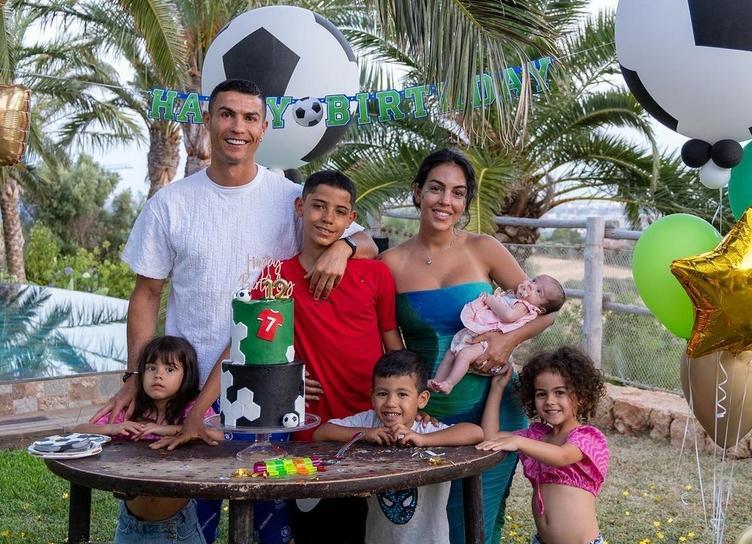 Золотые конфетти и футбольный торт: как прошел день рождения старшего сына Криштиану Роналду