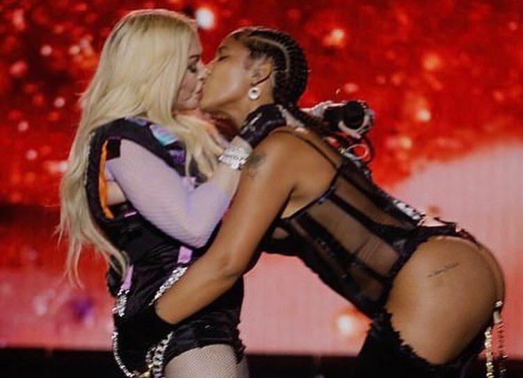 На концерте в Нью-Йорке Мадонна удивила страстным поцелуем с 26-летней рэпершей