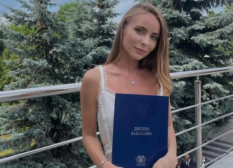 Дмитрий Песков вручил диплом дочери Татьяны Навки от предыдущего брака