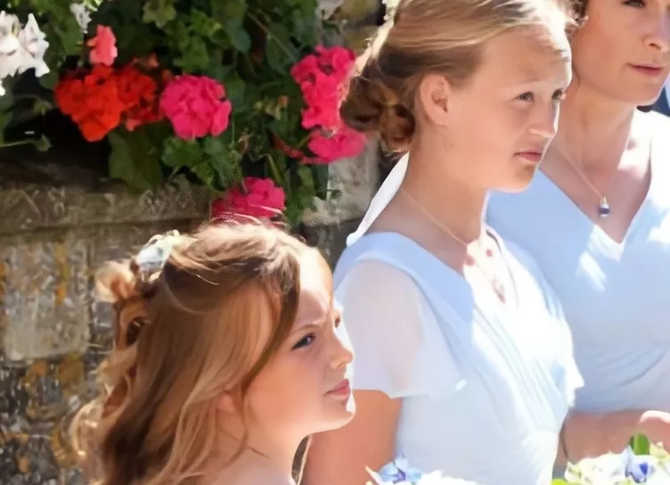 Правнучки королевы Миа и Лена Тиндалл стали подружками невесты на свадьбе Стефани Филлипс