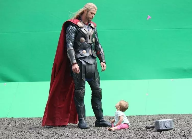 "Мой любимый супергерой": Крис Хемсворт с дочерью на съемочной площадке "Тора"