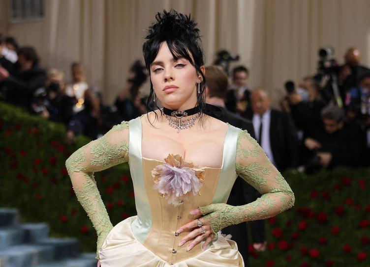 The network discusses the reasons for the dramatic weight loss of Billie Eilish