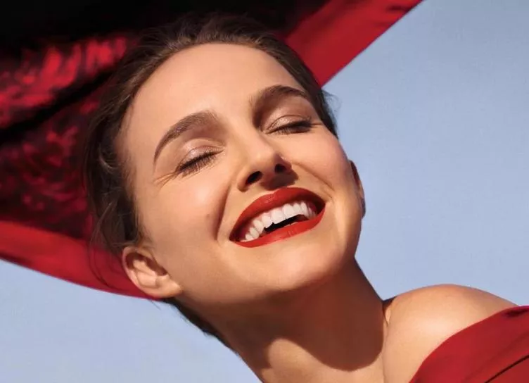 На красное: Натали Портман стала лицом рекламной кампании Dior Forever
