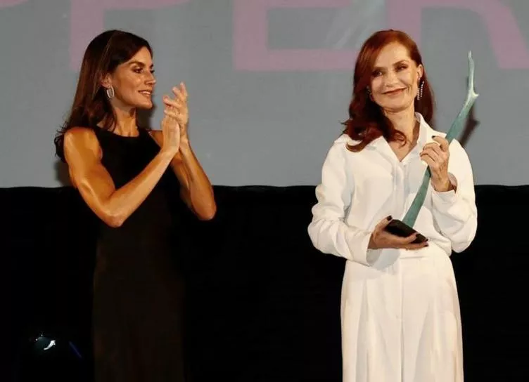 Королева Летиция вручила Изабель Юппер награду за вклад в киноискусство
