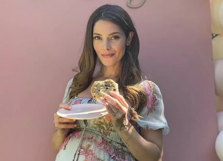 Звезда "Сумерек" Эшли Грин провела необычный baby shower и раскрыла пол будущего малыша
