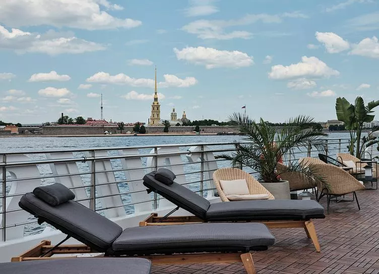 Отпуск в Санкт-Петербурге: прогулка по Неве, необычные коктейли и морепродукты