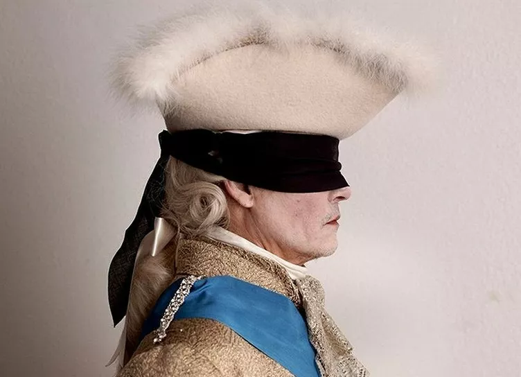 Джонни Депп в роли короля Людовика XV на первом кадре фильма "Фаворитка"