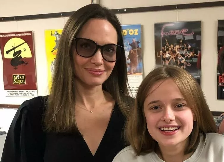 Анджелина Джоли с дочерью Вивьен за кулисами мюзикла "Дорогой Эван Хансен"
