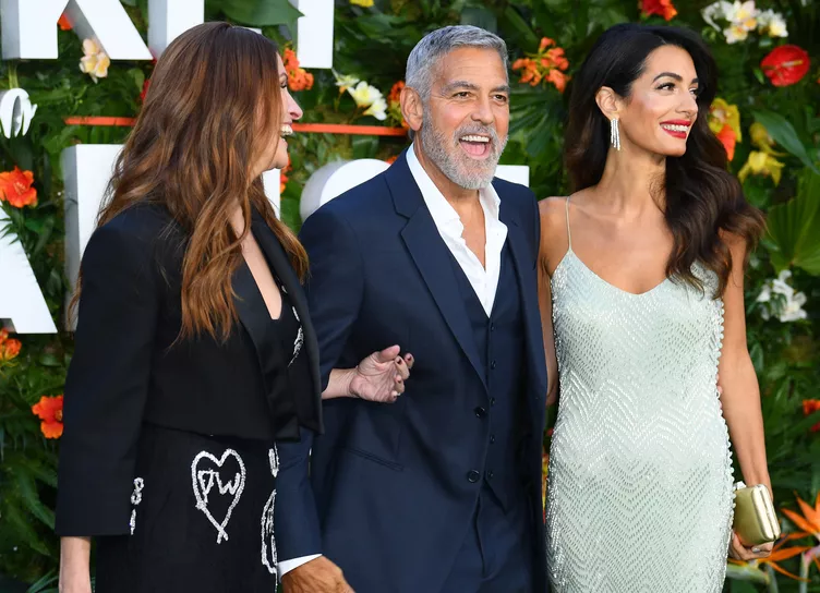 Джулия Робертс в платье с инициалами мужа, Джордж и Амаль Клуни на премьере фильма "Билет в рай"