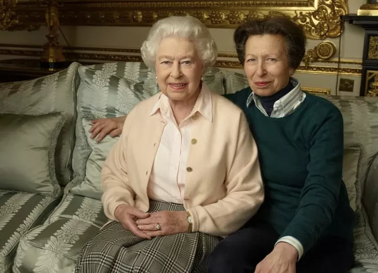 Принцесса Анна об уходе Елизаветы II: "Для меня было честью провожать маму в последний путь"