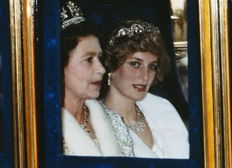 Между нами, Виндзорами: Елизавета II и ее отношения с Маргарет, Дианой и другими членами королевской семьи 