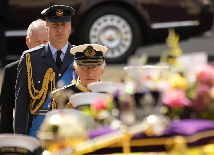 Значение цветов на похоронах Елизаветы II и последние слова в записке от ее сына Чарльза