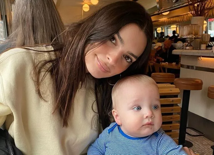 Эмили Ратажковски раскритиковали за новые снимки с сыном - за модель вступилась Ирина Шейк