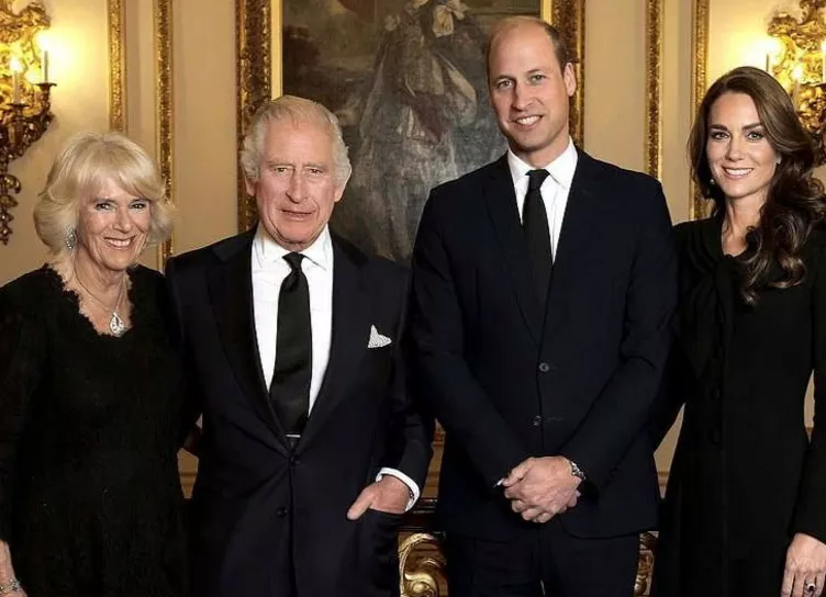 В сети обсуждают деталь нового портрета британских монархов, которую вы могли не заметить