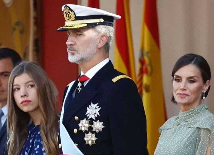 Король Филипп VI и королева Летиция с принцессой Софией на параде и приеме в честь Дня Испанидад 