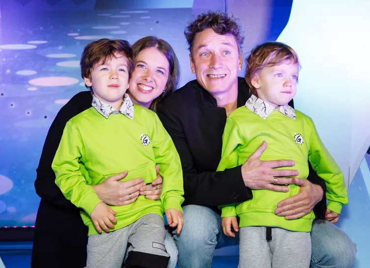 Александр Яценко и Денис Шведов с семьями посетили премьеру мультсериала "Умка"