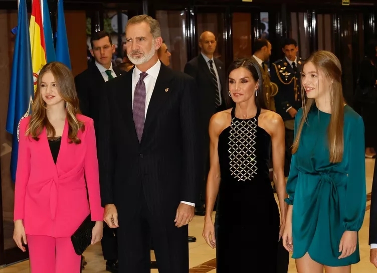 Король Испании Филипп и королева Летиция с дочерьми посетили концерт в Овьедо