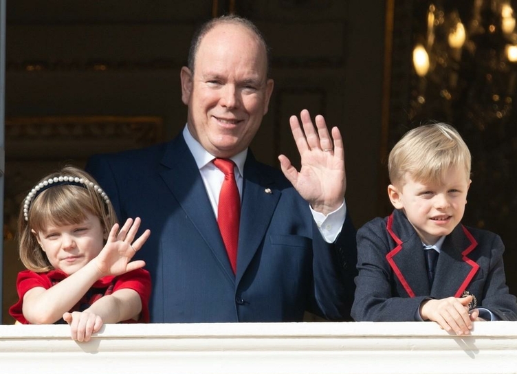 В сети появилось новое фото князя Монако Альбера II с его внебрачными детьми