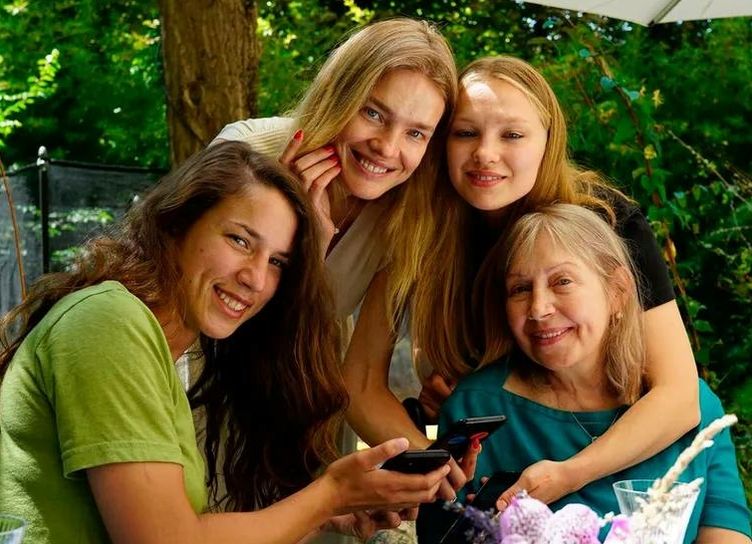 В сети появилось фото первой встречи Натальи Водяновой и ее семьи с найденной сестрой Дженной