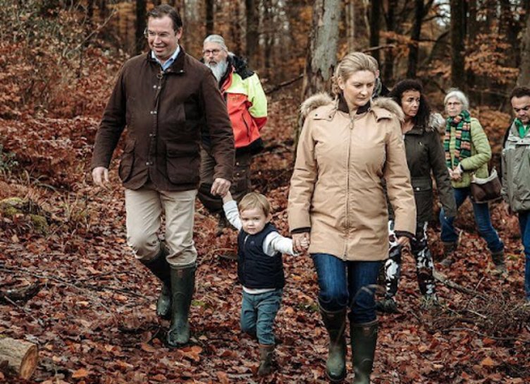 Принц Люксембурга Гийом и беременная принцесса Стефания с сыном высадили бук в Фишбахе