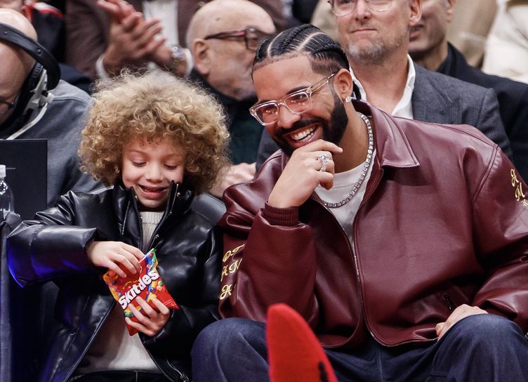Редкий выход: Дрейк с 5-летним сыном Адонисом на баскетбольном матче в одинаковых образах