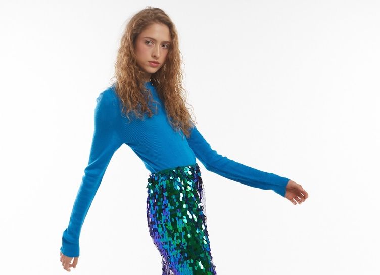 Sequins, bright colors and cozy sweaters: New Year’s looks at Familia