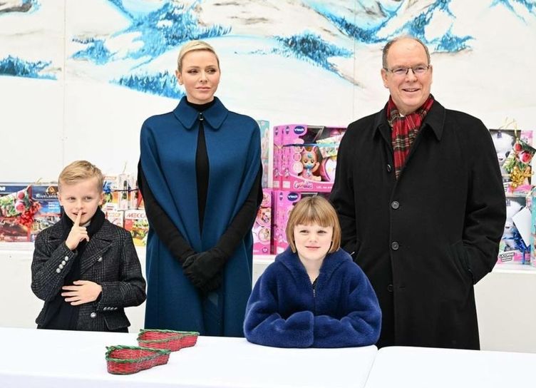 Княжеская семья Монако устроила рождественскую елку во дворце и раздала подарки детям