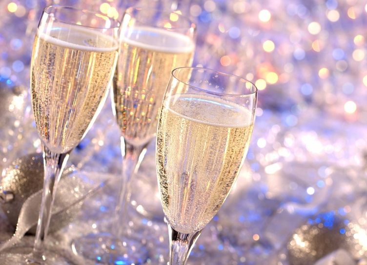 Где найти настоящее шампанское, чем его закусывать и когда именно откупоривать – все секреты правильного Нового года и экспертные лайфхаки про «пузырьки» 