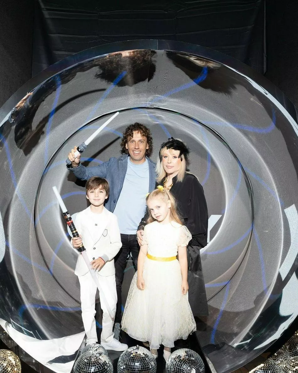 Максим Галкин и Алла Пугачева с детьми - Гарри и Лизой. 