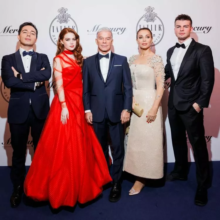 Олег Газманов с женой, сыновьями и дочерью Марианной (дебютантка)