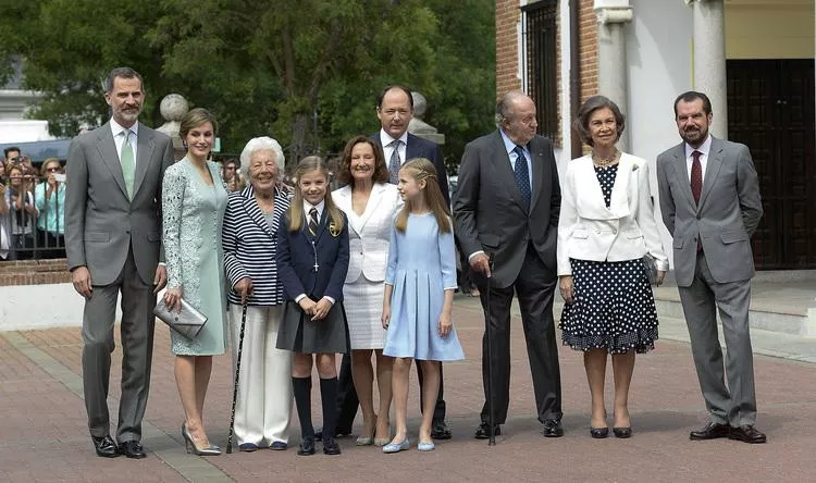 Король Филипп, королева Летиция, Мария дель Кармен Альварес дель Валле, принцесса София, Палома Рокасолано, принцесса Леонор, король Хуан Карлос, Королева София и Хесус Хосе Ортиз, 17 мая 2017 года