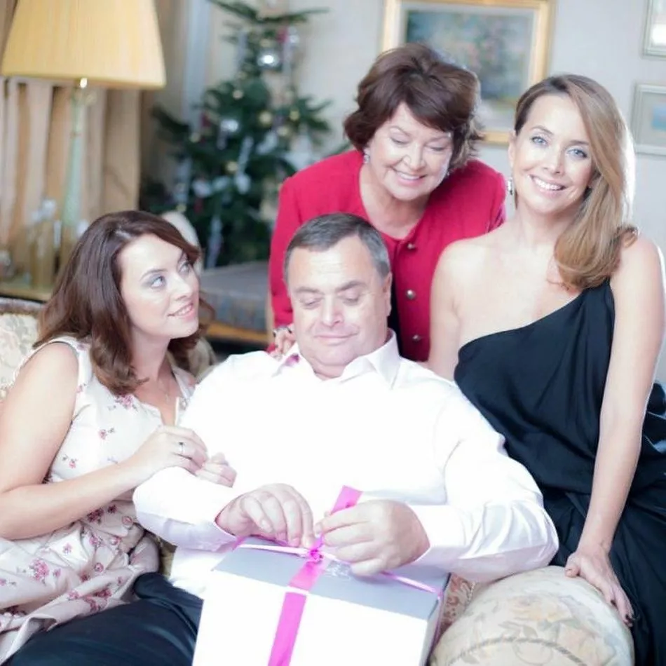 Наталья и Жанна Фриске с родителями