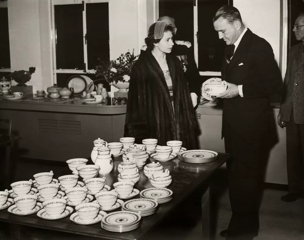 Елизавета II на фабрике фарфора Wedgwood в 1955 году