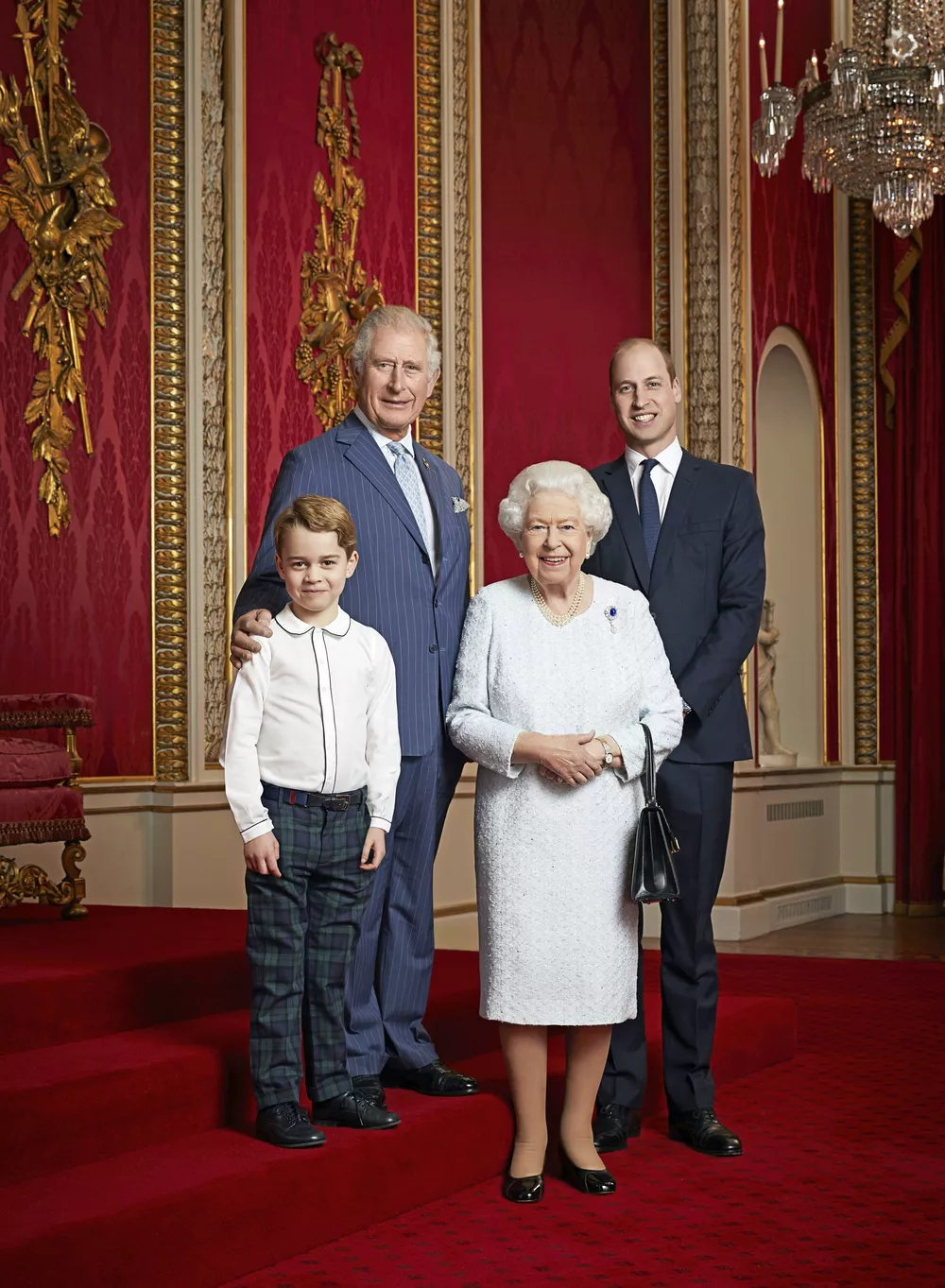Елизавета II с тремя поколениями наследников престола: принцем Чарльзом, принцем Уильямом и принцем Джорджем