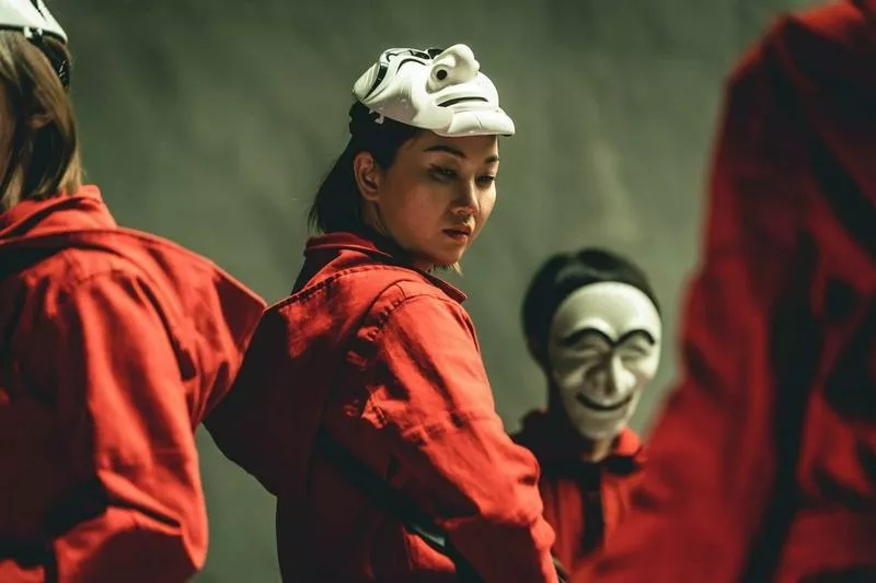 В новом фильме грабители используют маску Янбан — одну из 12-ти масок персонажей хахветхаль, народного корейского театрального представления, в котором высмеиваются высшие слои общества.
