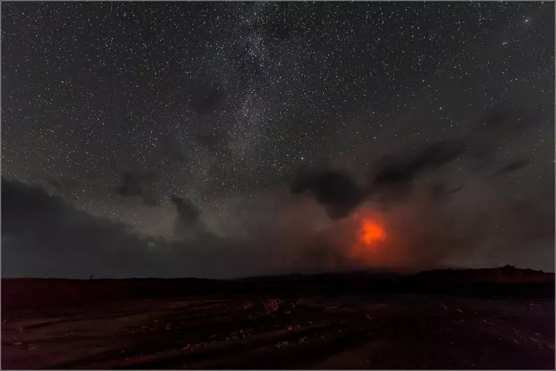 Ночью действующие вулканы выглядят особенно феерично