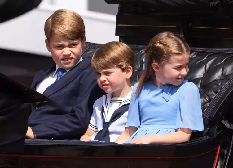 Дети Кейт Миддлтон и принца Уильяма впервые приняли участие в каретной процессии парада Trooping the Colour