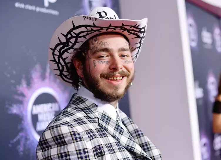 Девятикратный номинант на Грэмми Post Malone стал отцом и обручился со своей девушкой