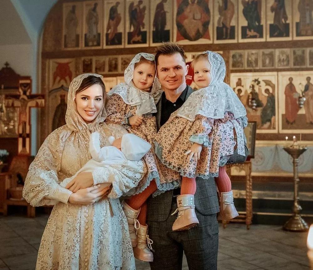 Анастасия Костенко и Дмитрий Тарасов с детьми на крестинах сына