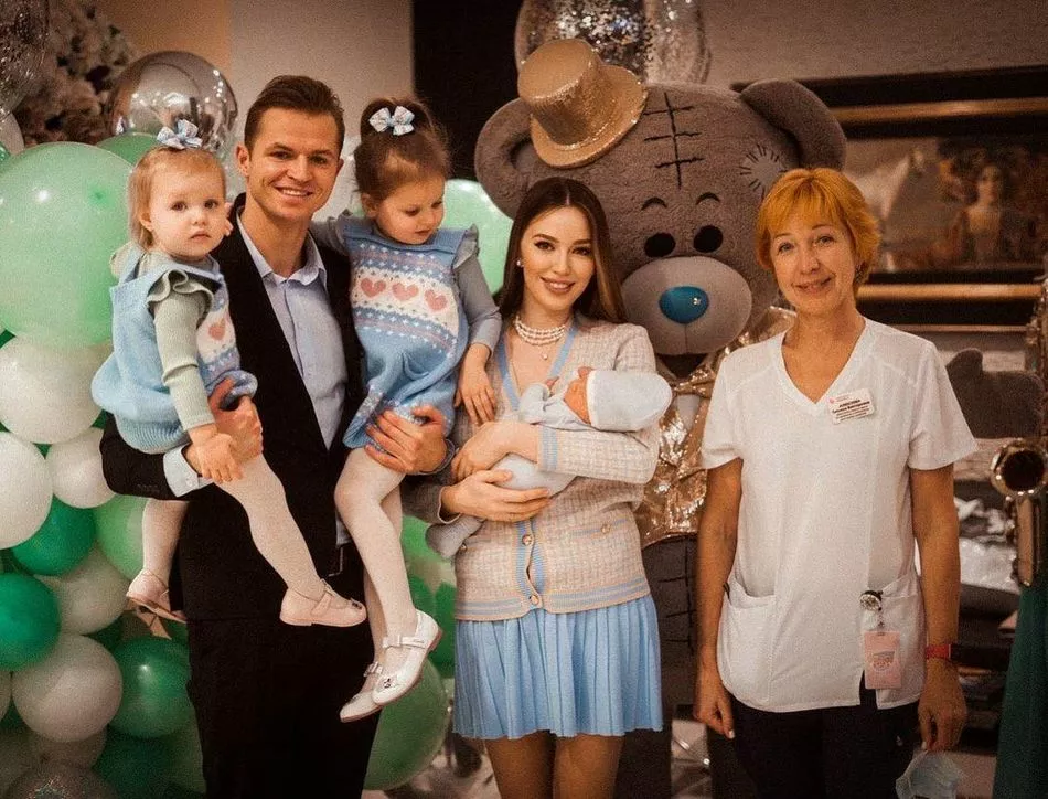 Дмитрий Тарасов, Анастасия Костенко с детьми и врач клиники
