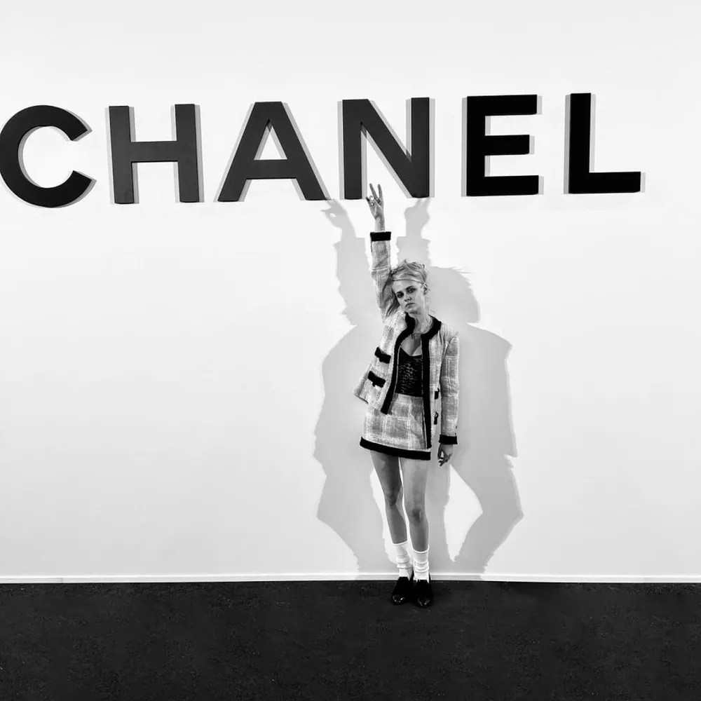 Кристен Стюарт на последнем показе Chanel в рамках Парижской недели моды, октябрь 2021 года